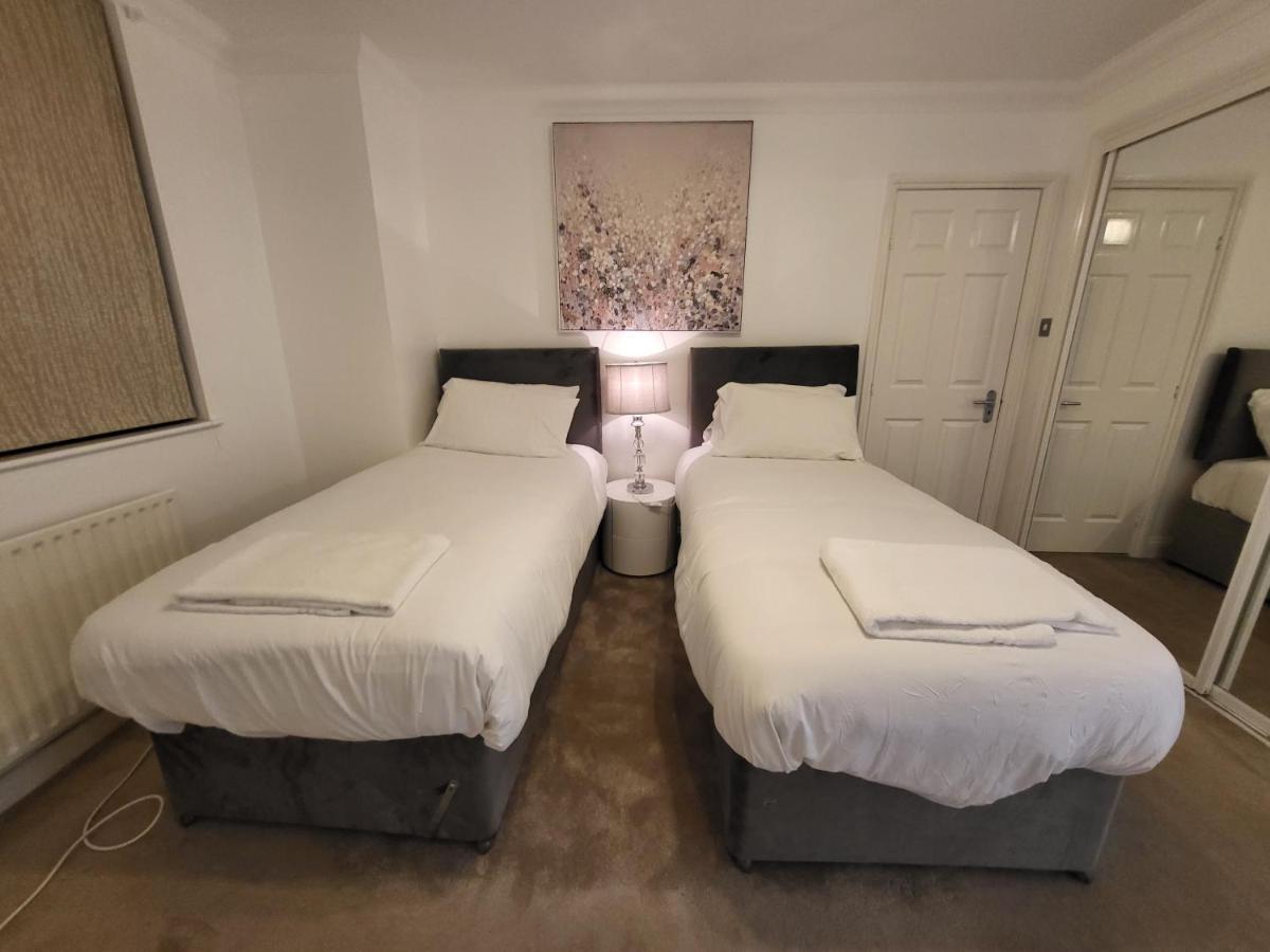 Garland Stylish 2 Bedroom A Minute Walk From Station Apartment