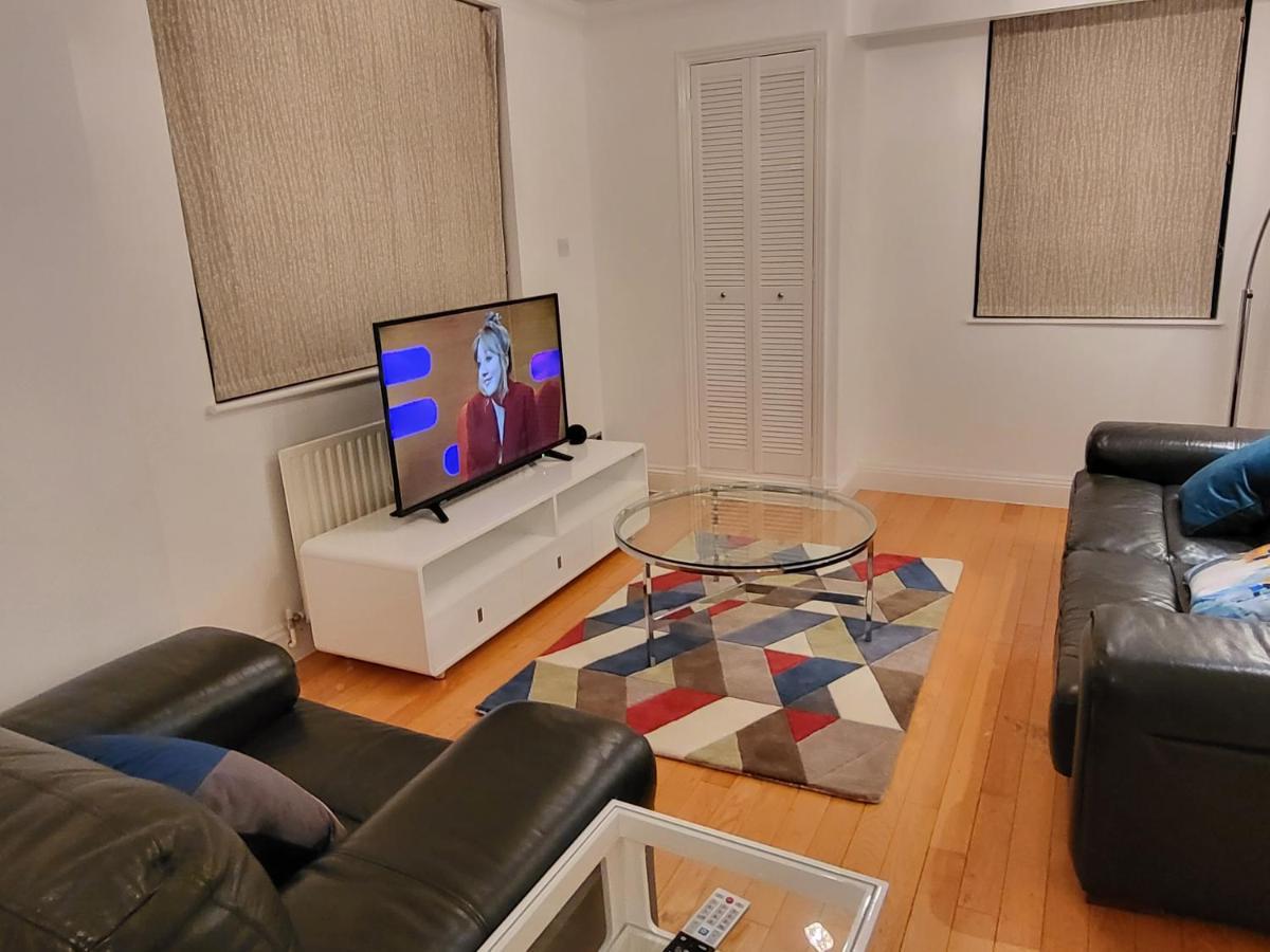 Garland Stylish 2 Bedroom A Minute Walk From Station Apartment London