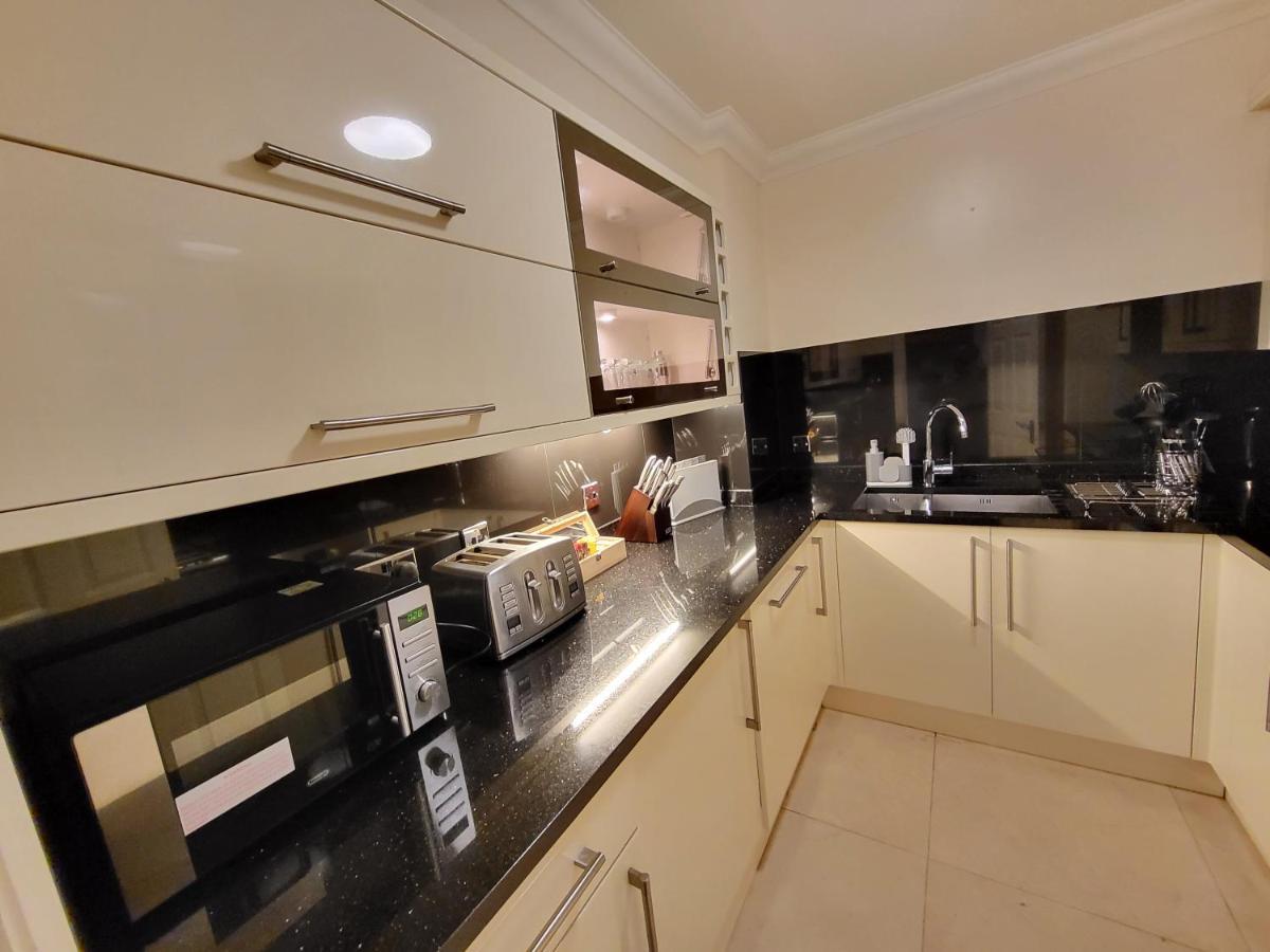 Garland Stylish 2 Bedroom A Minute Walk From Station Apartment London
