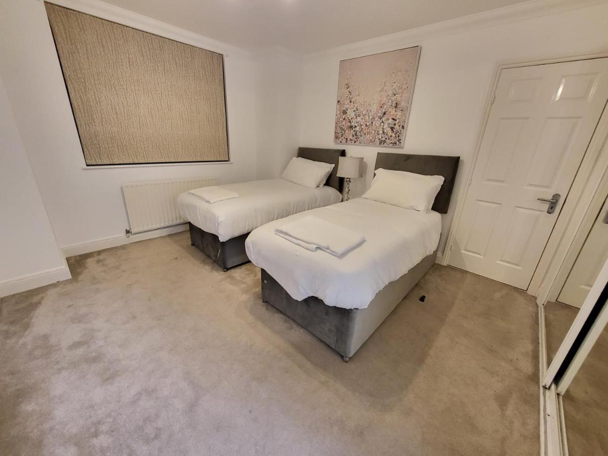 Garland Stylish 2 Bedroom A Minute Walk From Station * London