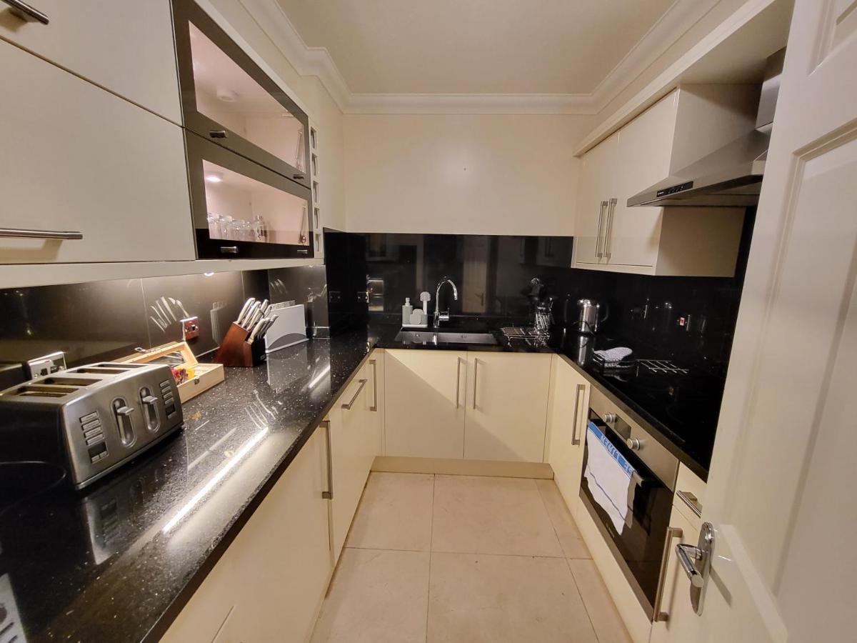 Garland Stylish 2 Bedroom A Minute Walk From Station Apartment London