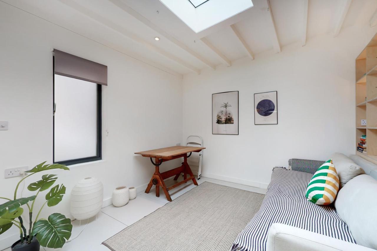 Spacious Flat In Forest Gate London