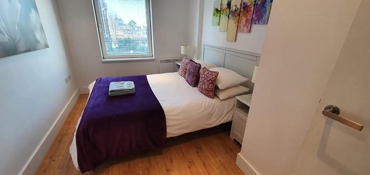 Bright & Spacious Double Bedroom With Ensuite And Concierge! Paid Parking Available * Londres