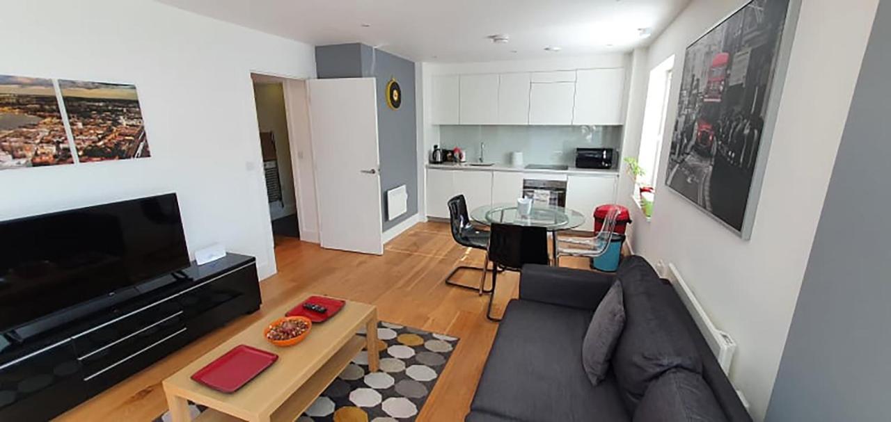 Apartamento Bright & Spacious Double Bedroom With Ensuite And Concierge! Paid Parking Available
