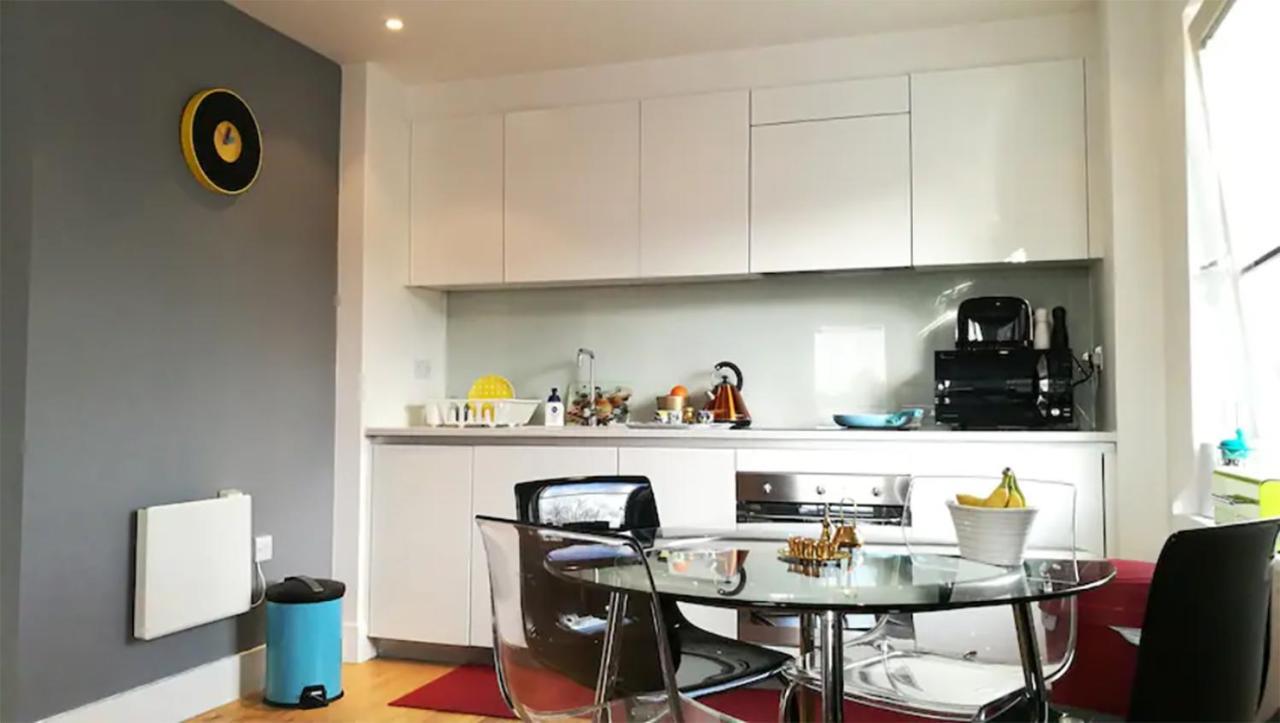 Bright & Spacious Double Bedroom With Ensuite And Concierge! Paid Parking Available Apartment *