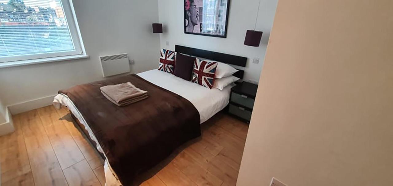 Bright & Spacious Double Bedroom With Ensuite And Concierge! Paid Parking Available Apartamento *