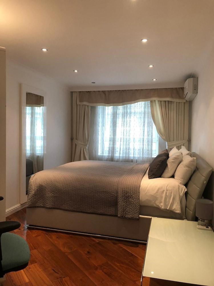 The New Carlton Hotel London