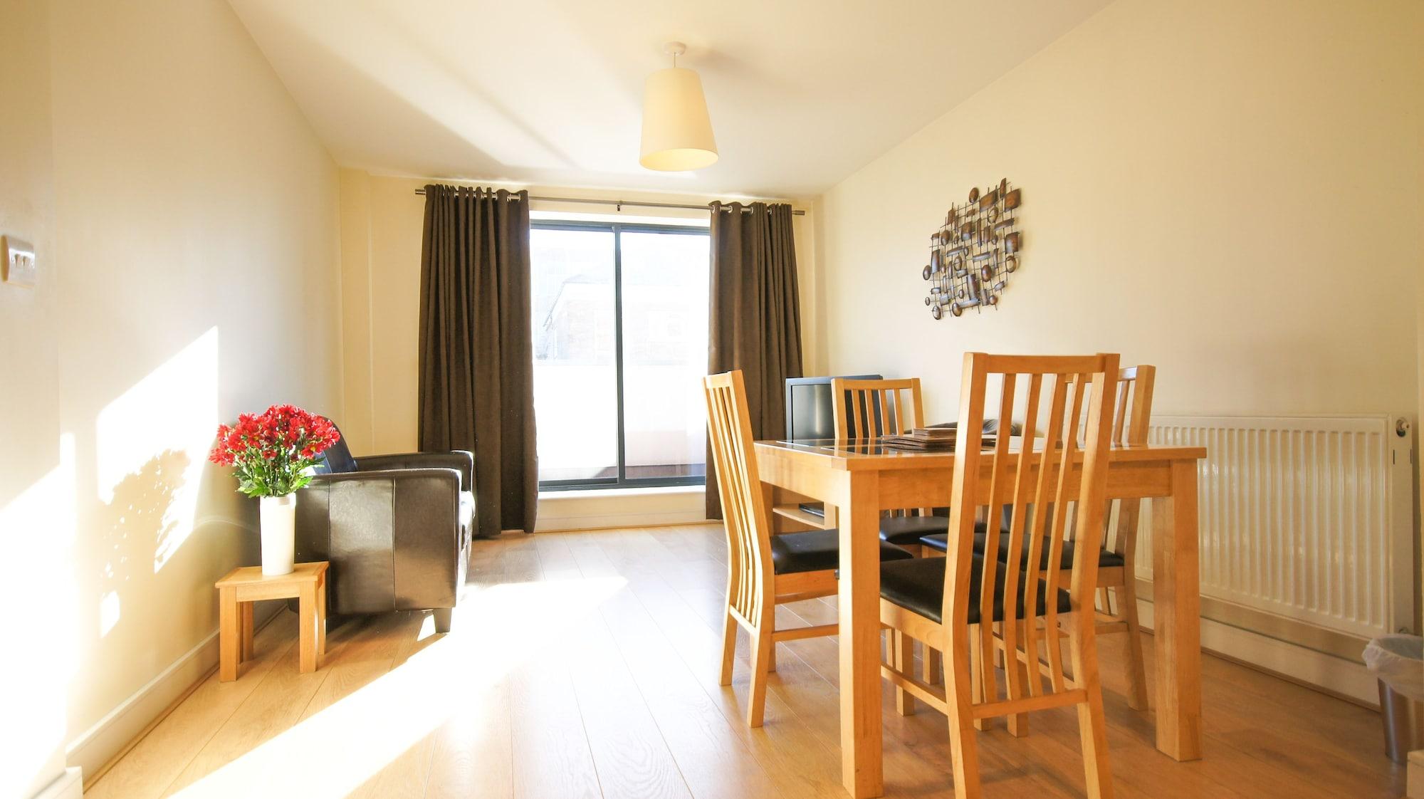 Crompton Court Apartment *