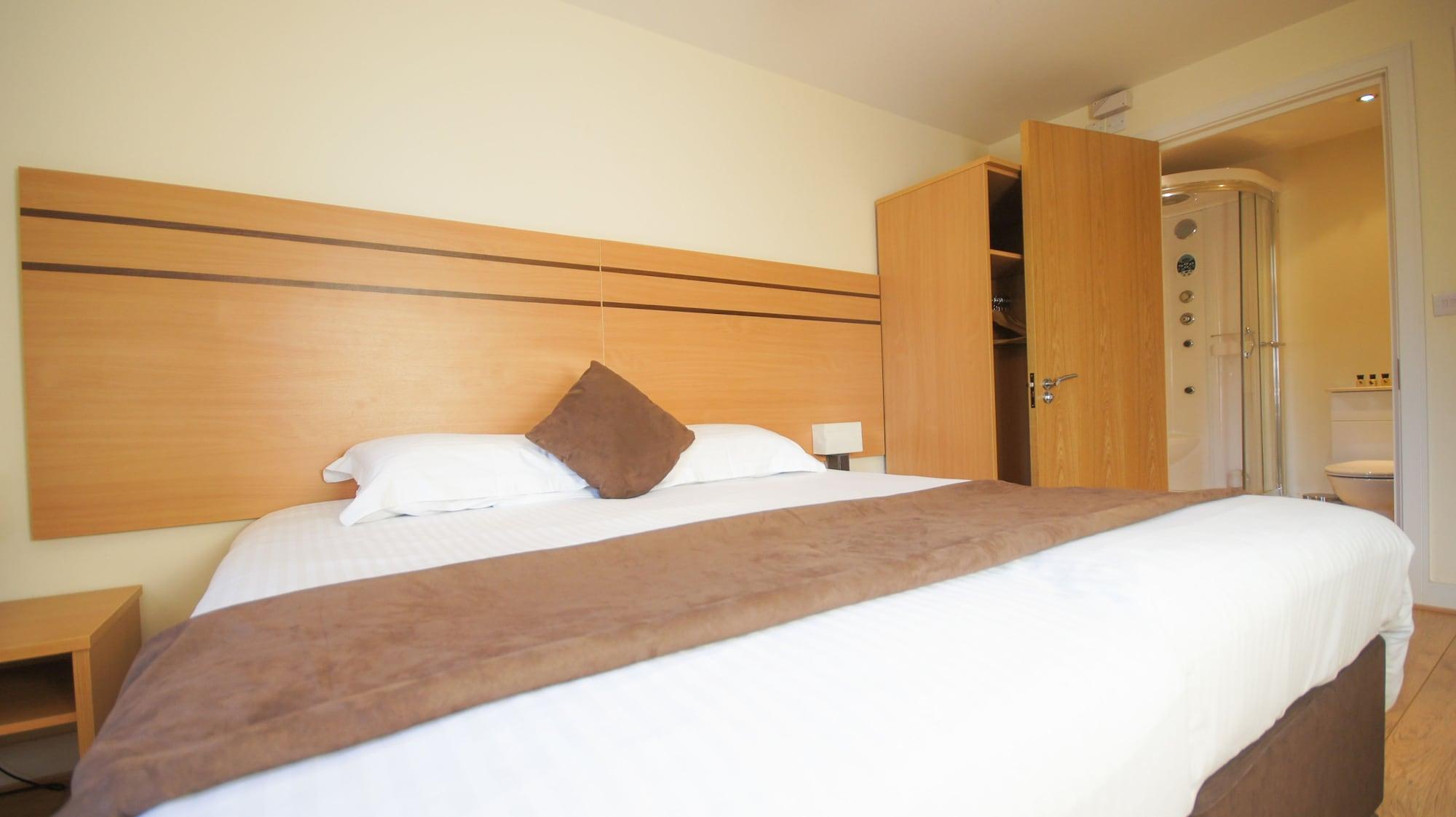 Crompton Court Apartment