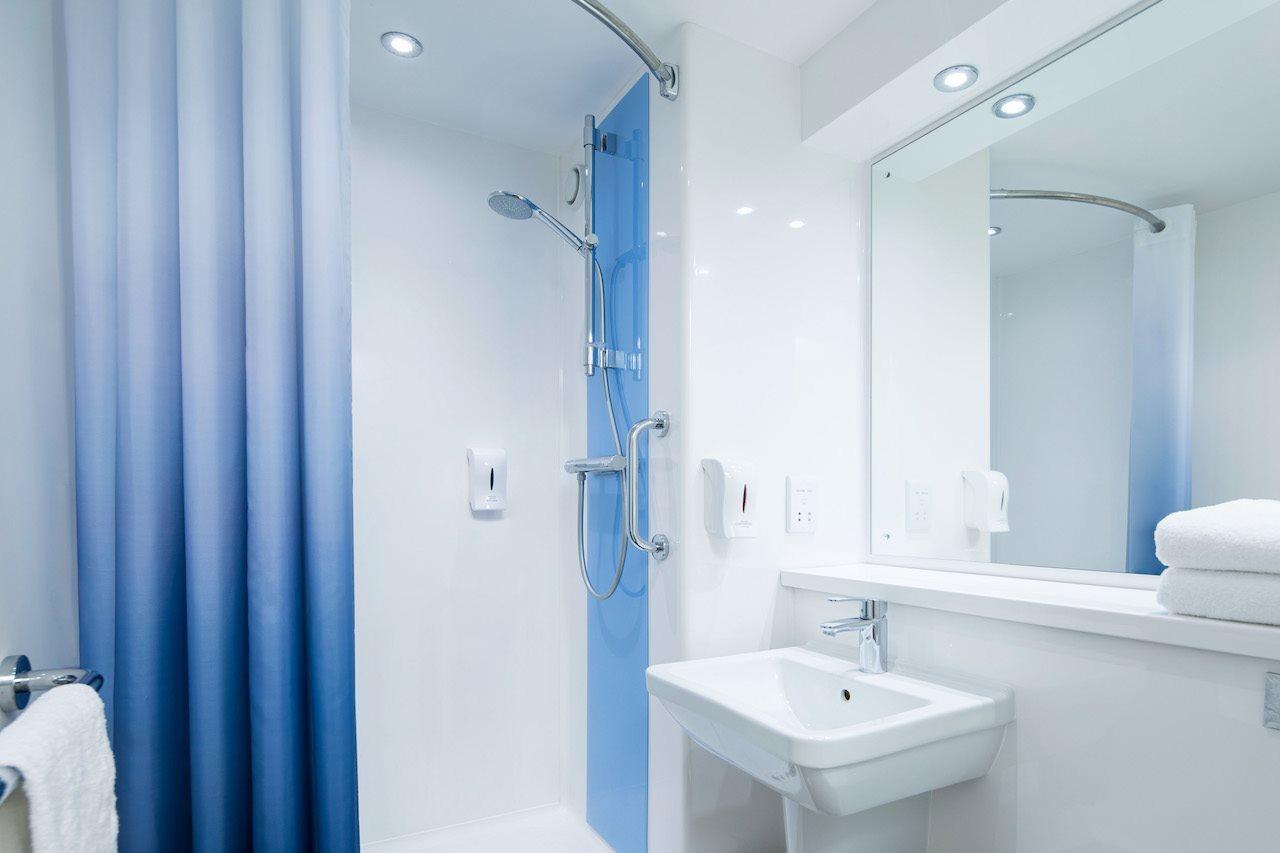 Travelodge London High Road Hotel 3*
