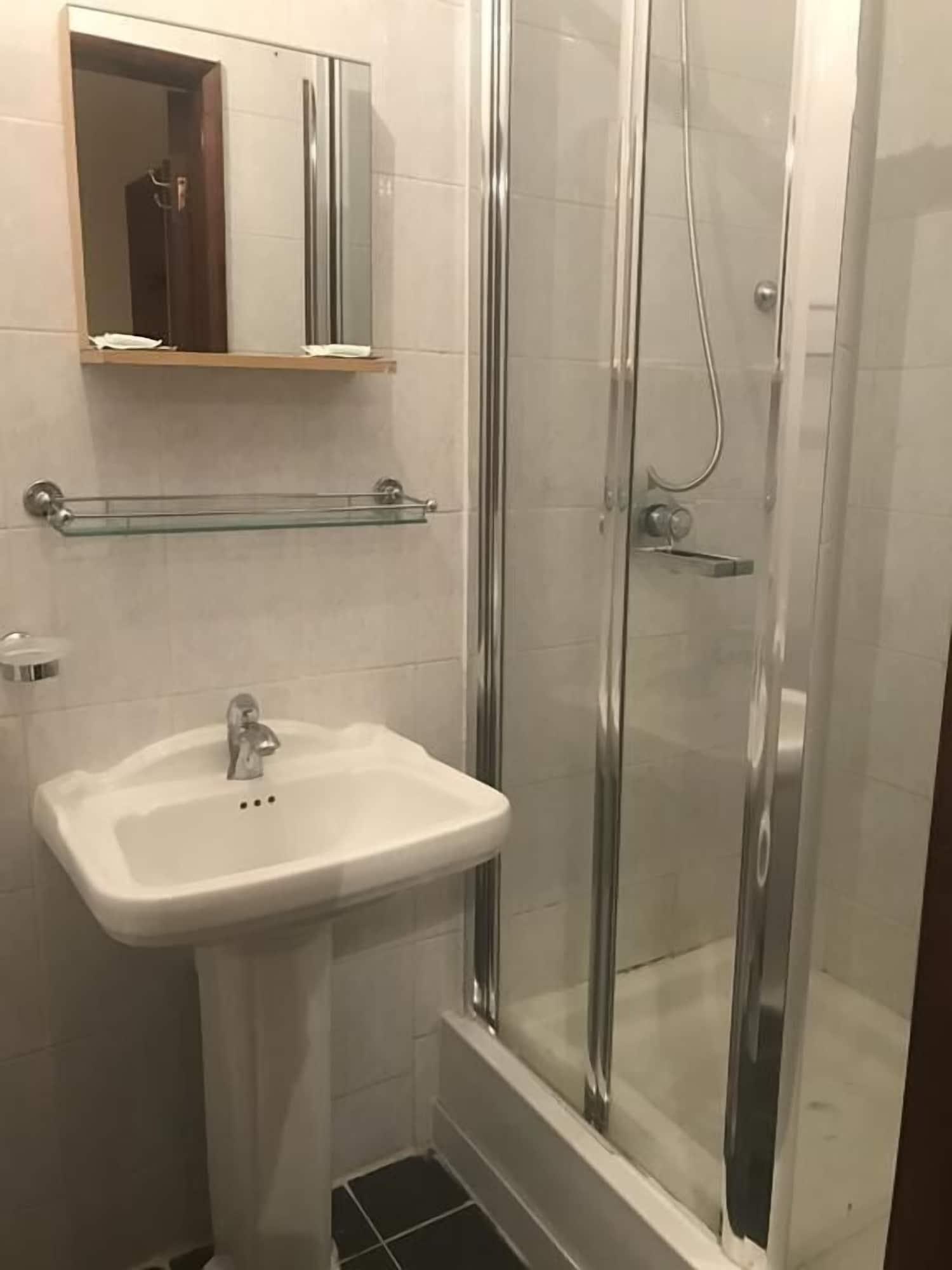 Shelton Hotel, Finsbury Park Hotel 3*