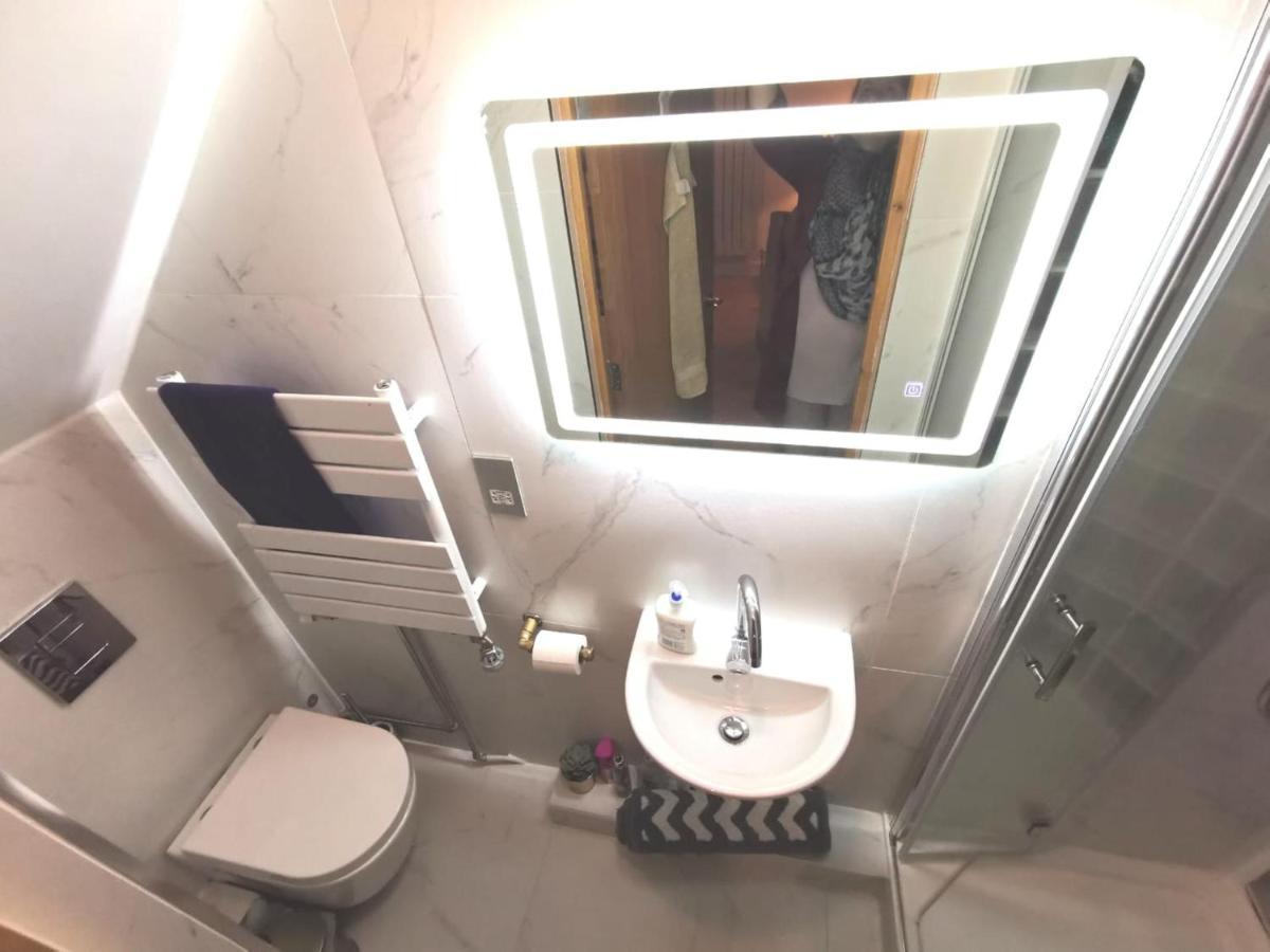 Free Parking - 4 Bed - 3 Bath - Sofa Bed - Digital Lock Entry * London