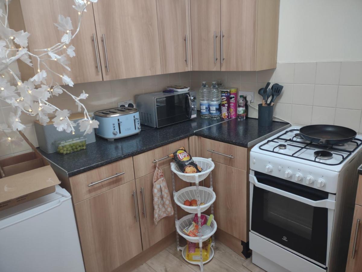 Guest house Quiet And Peaceful Double Bedroom In A Nice House With A Very Large Patio *