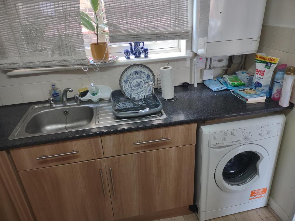 Quiet And Peaceful Double Bedroom In A Nice House With A Very Large Patio * London