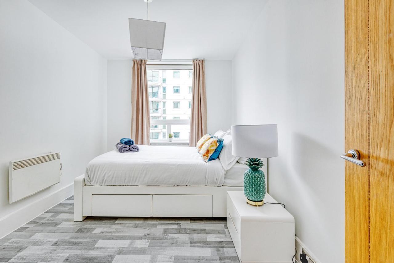 Apartment Riverside 2-bedroom London