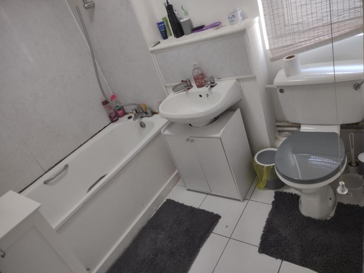 Quiet And Peaceful Double Bedroom In A Nice House With A Very Large Patio London