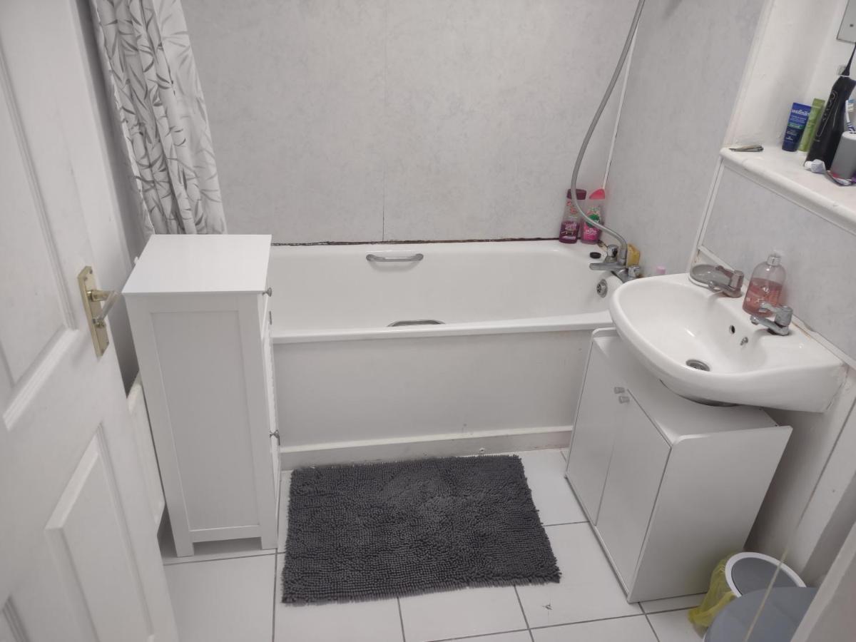 Guest house Quiet And Peaceful Double Bedroom In A Nice House With A Very Large Patio London