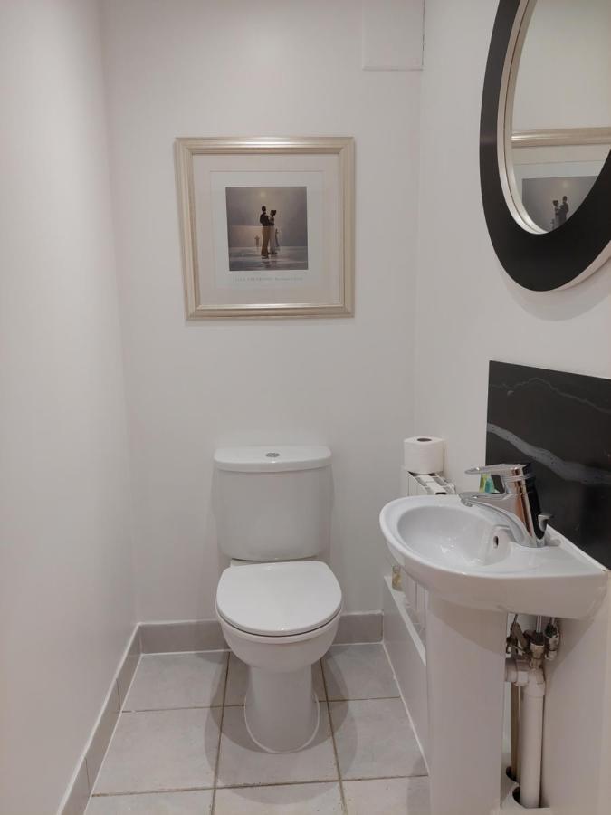 One Bed Luxury In Heart Of Canary Wharf, E14 London