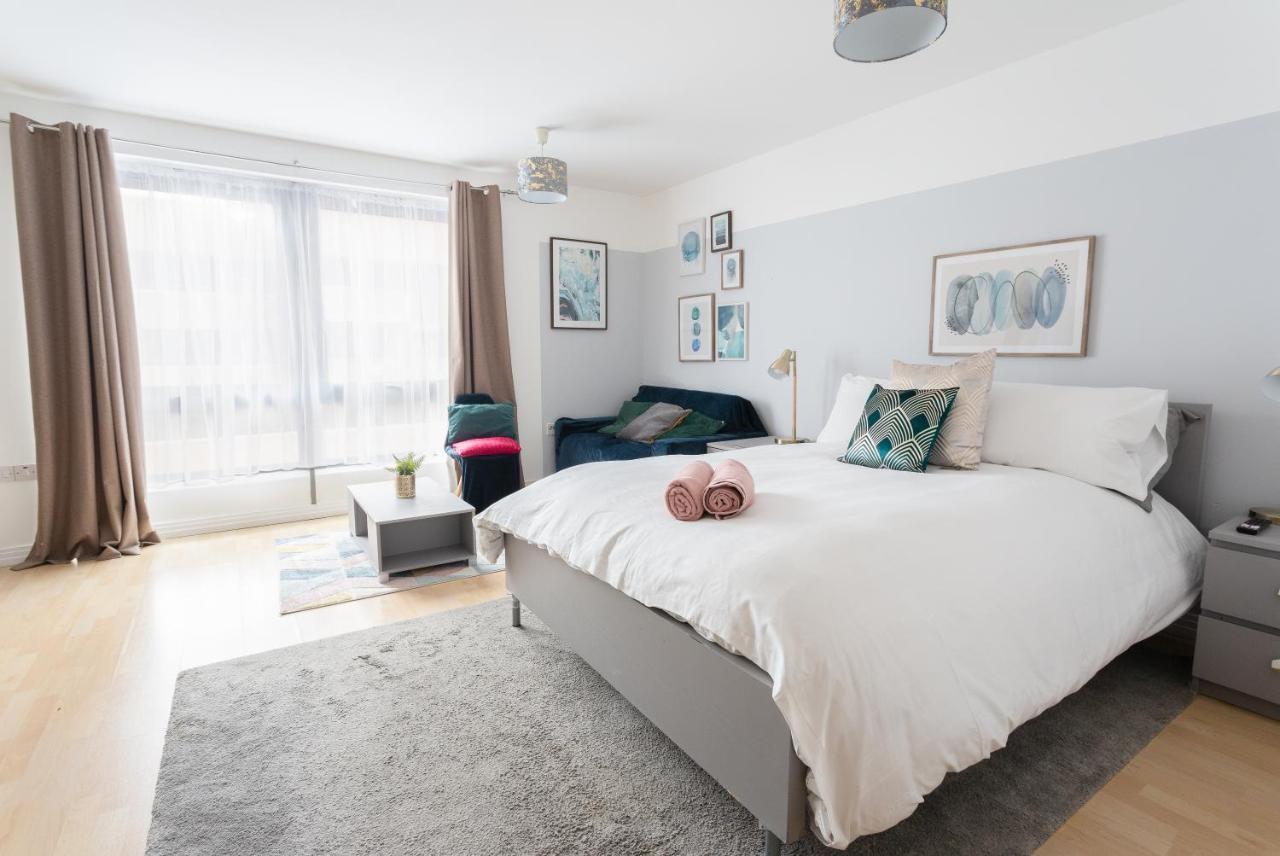 Modern Spacious Close To Station Apartment