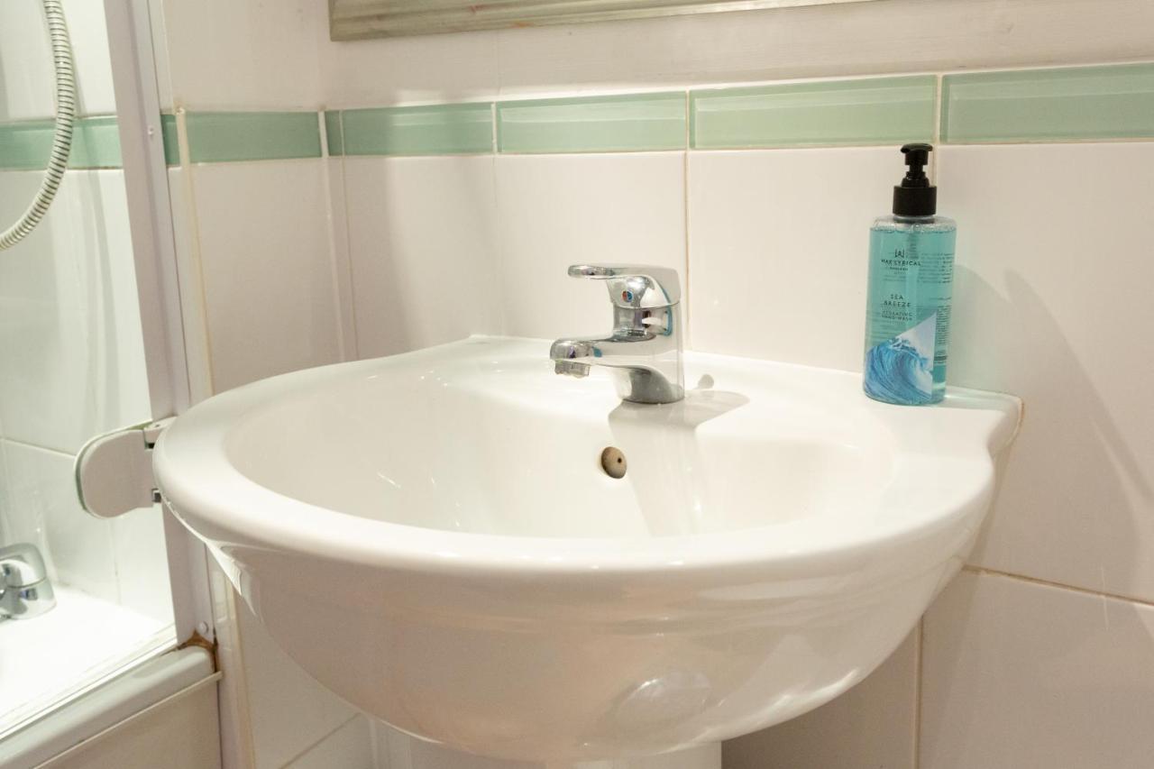 Apartamento Modern Spacious Close To Station Londres