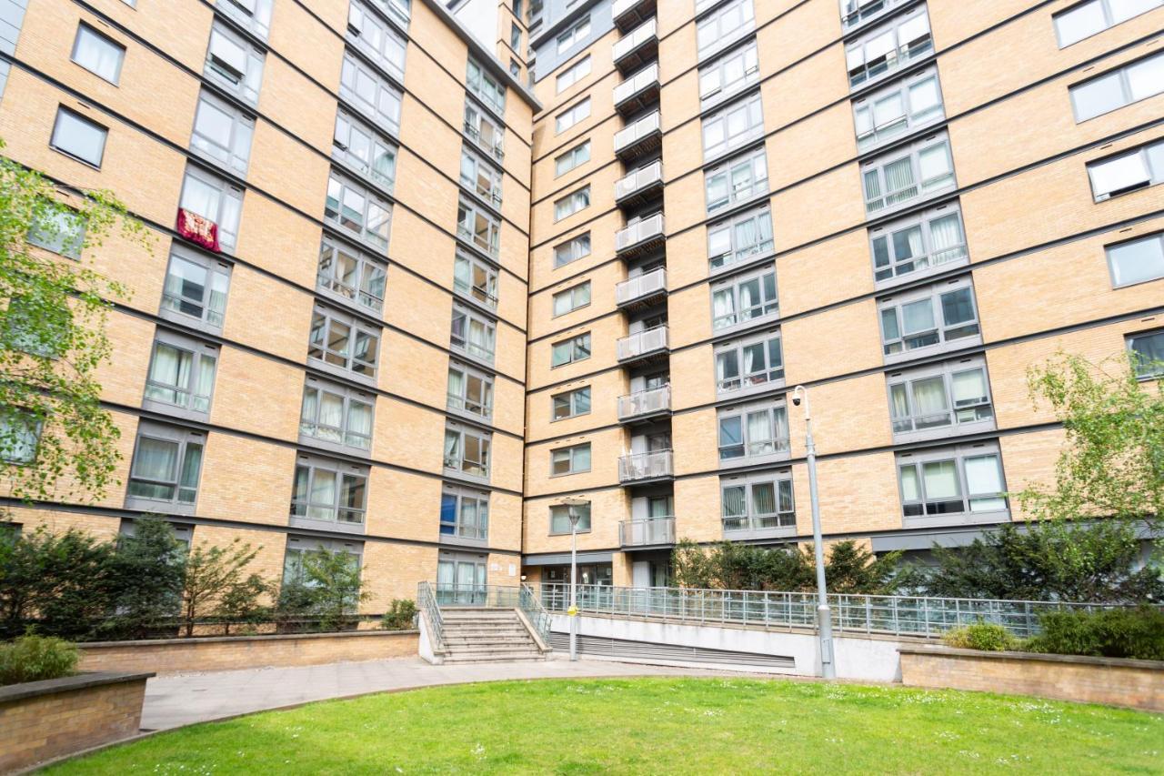 Modern Spacious Close To Station Apartment
