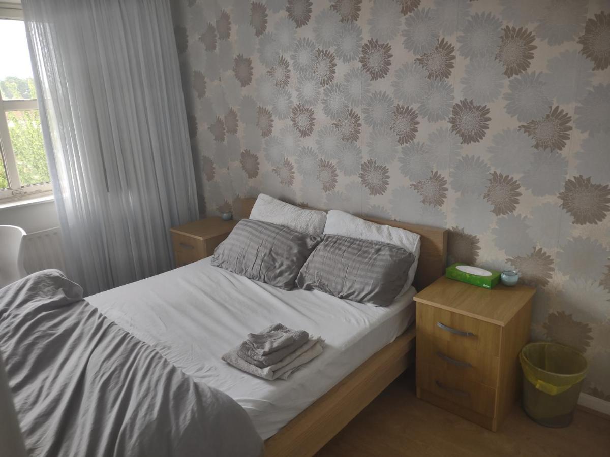 Quiet And Peaceful Double Bedroom In A Nice House With A Very Large Patio *