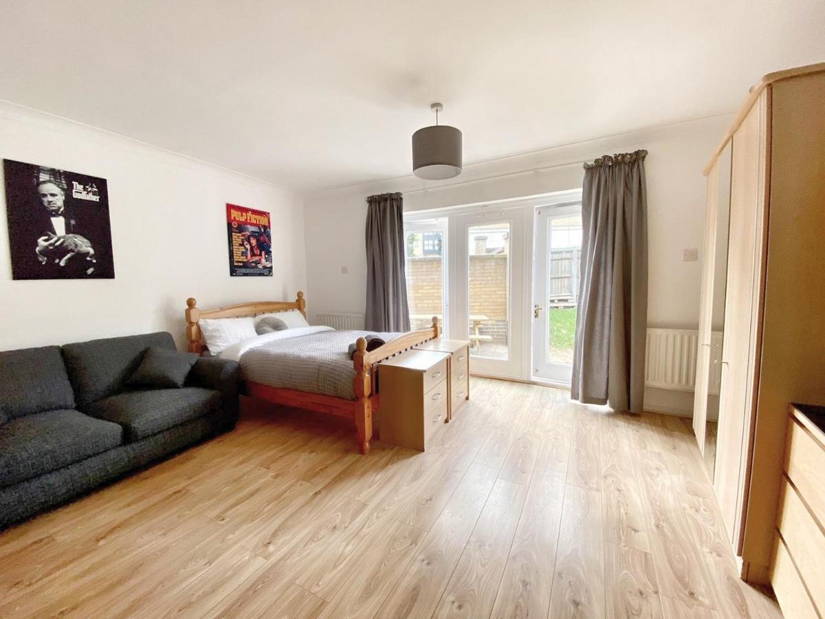 Excel With Parking Apartment London