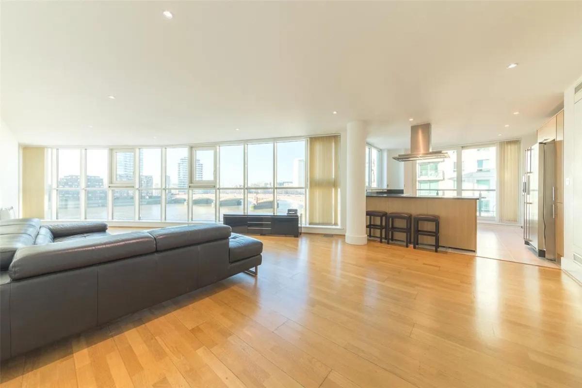 Panoramic Riverside Facing - 2 Bed - 2 Bath - 2 Balconies - In Nine Elms Apartment