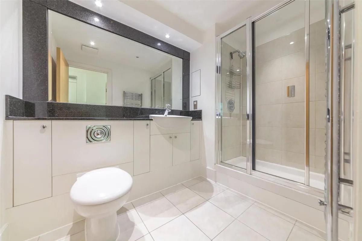 Panoramic Riverside Facing - 2 Bed - 2 Bath - 2 Balconies - In Nine Elms Apartment *