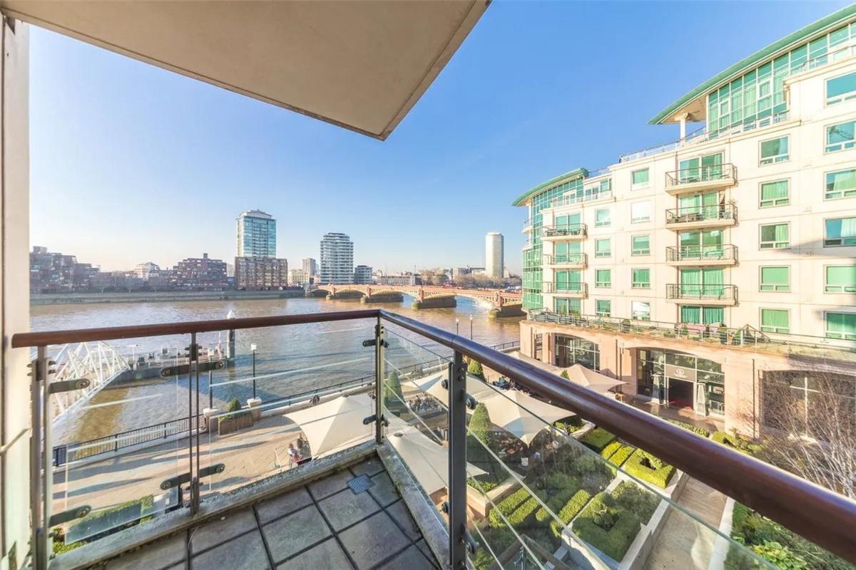 Panoramic Riverside Facing - 2 Bed - 2 Bath - 2 Balconies - In Nine Elms Apartment London
