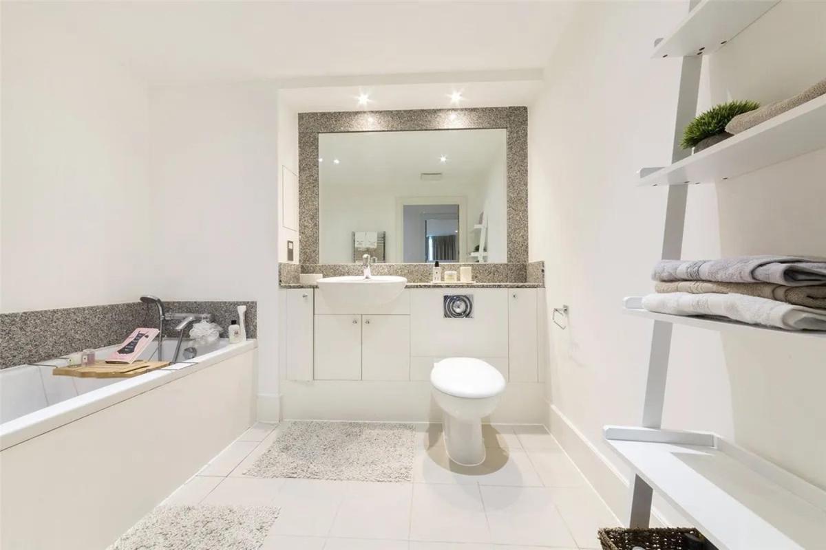 Panoramic Riverside Facing - 2 Bed - 2 Bath - 2 Balconies - In Nine Elms * London