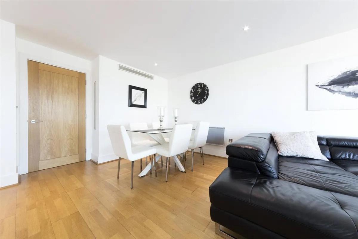 Panoramic Riverside Facing - 2 Bed - 2 Bath - 2 Balconies - In Nine Elms Apartment