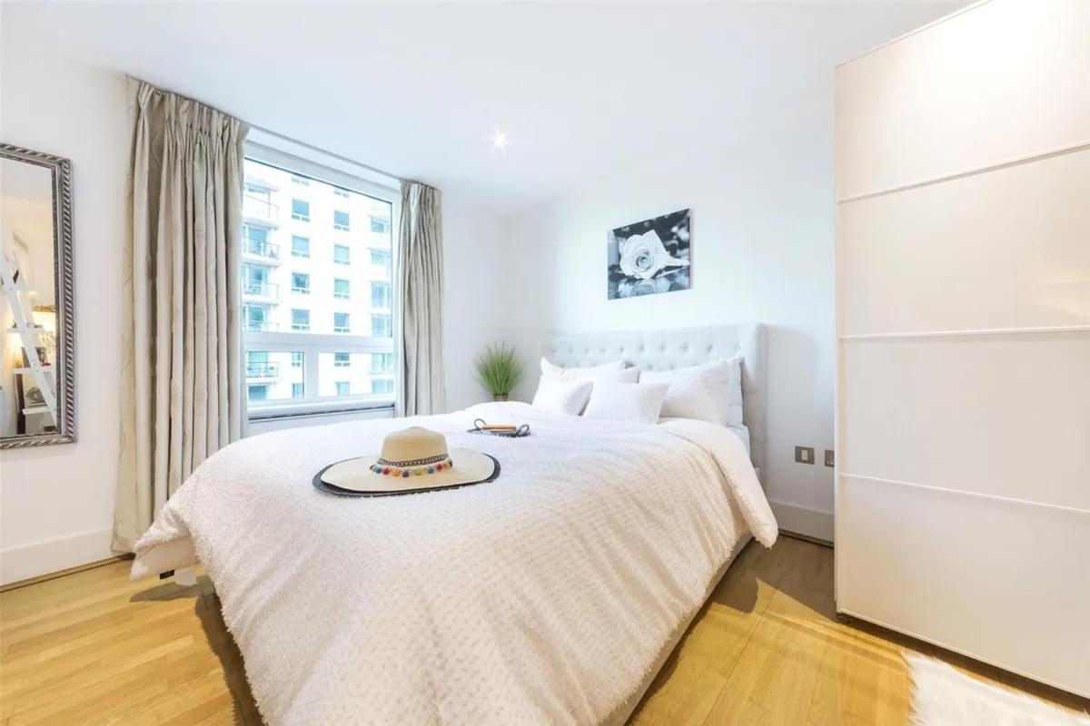 Apartment Panoramic Riverside Facing - 2 Bed - 2 Bath - 2 Balconies - In Nine Elms *
