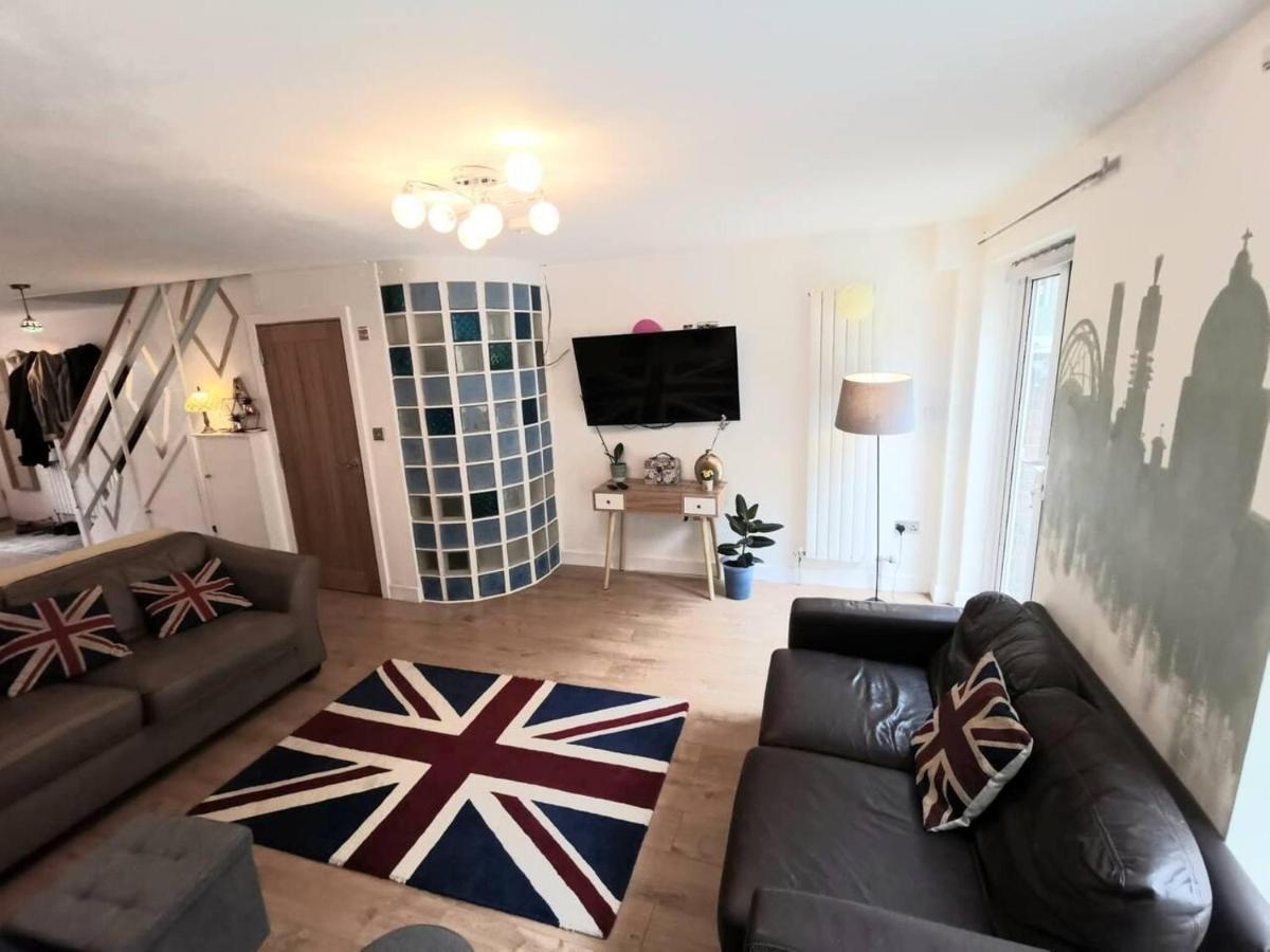 Free Parking - 4 Bed - 3 Bath - Sofa Bed - Digital Lock Entry Holiday home *