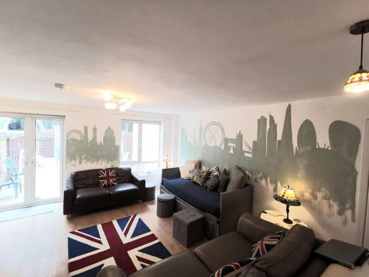 Holiday home Free Parking - 4 Bed - 3 Bath - Sofa Bed - Digital Lock Entry *