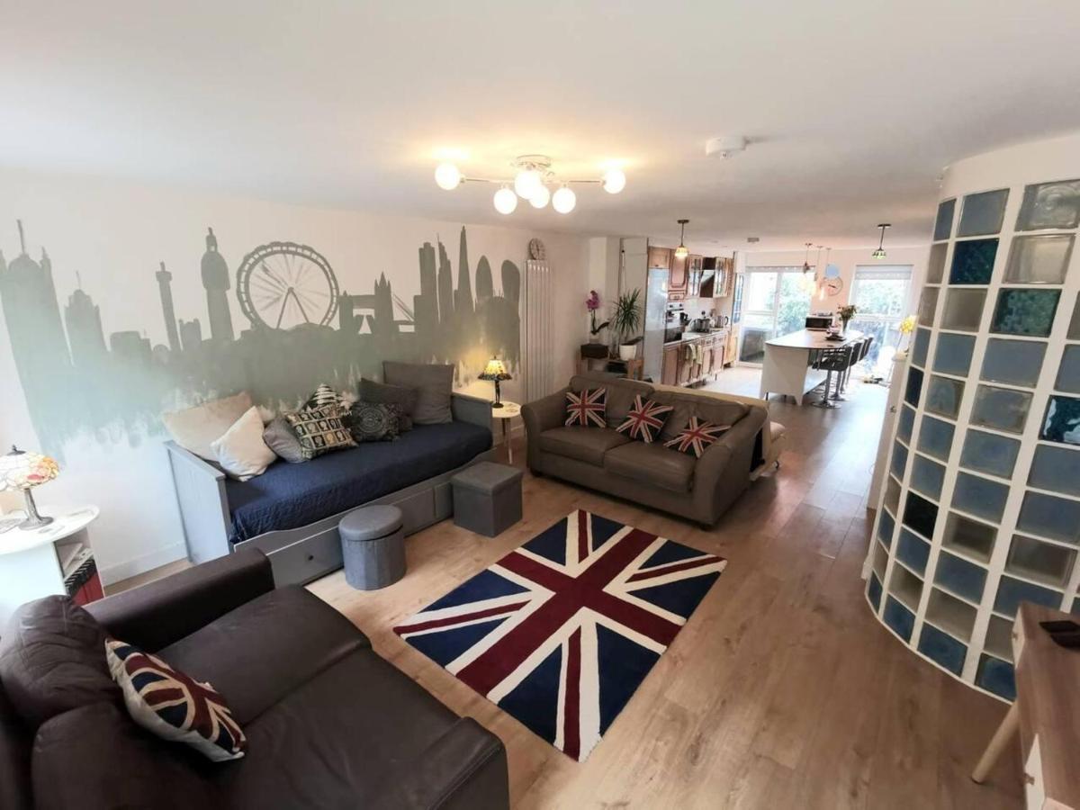 Holiday home Free Parking - 4 Bed - 3 Bath - Sofa Bed - Digital Lock Entry *
