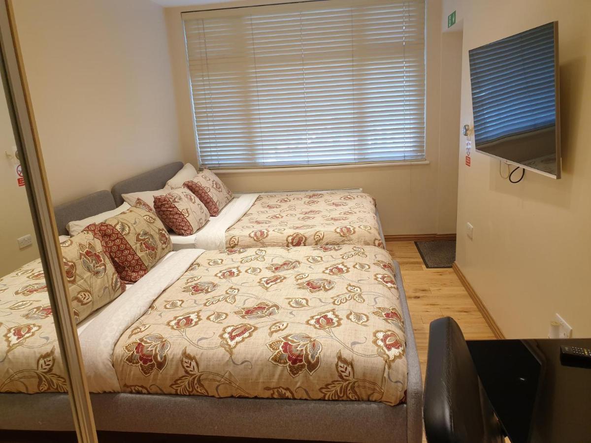 Luxury 1min Walk From Underground, With Free Parking Free Wifi Apartment London
