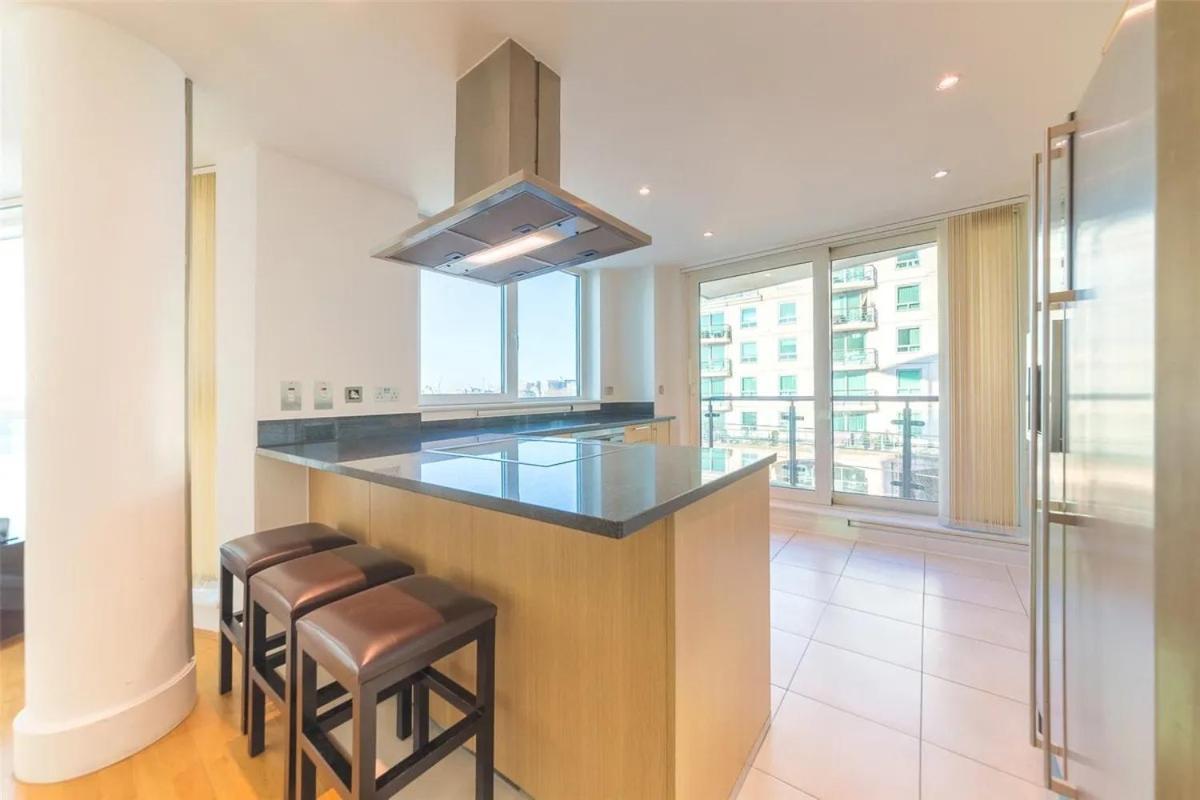 Apartment Panoramic Riverside Facing - 2 Bed - 2 Bath - 2 Balconies - In Nine Elms London