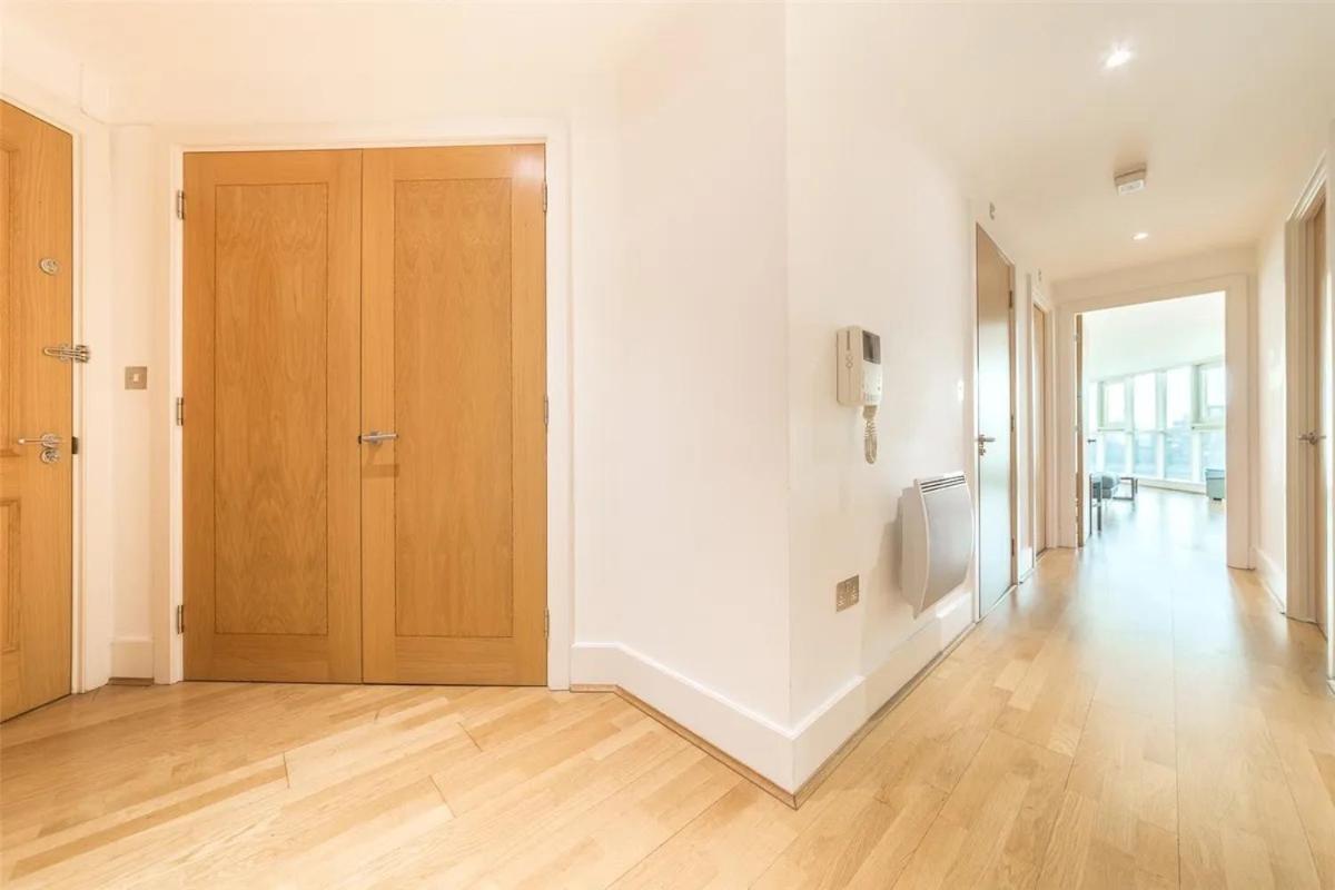 Apartment Panoramic Riverside Facing - 2 Bed - 2 Bath - 2 Balconies - In Nine Elms London