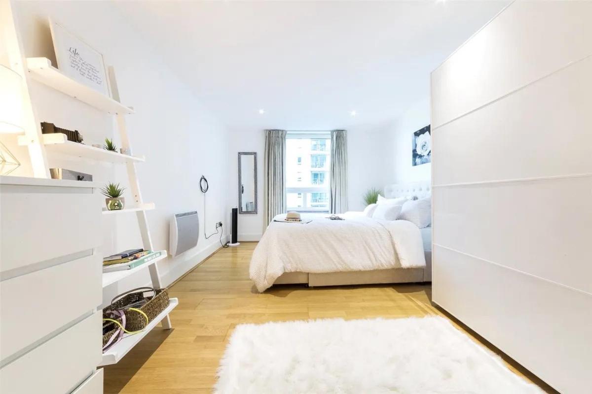 Apartment Panoramic Riverside Facing - 2 Bed - 2 Bath - 2 Balconies - In Nine Elms *