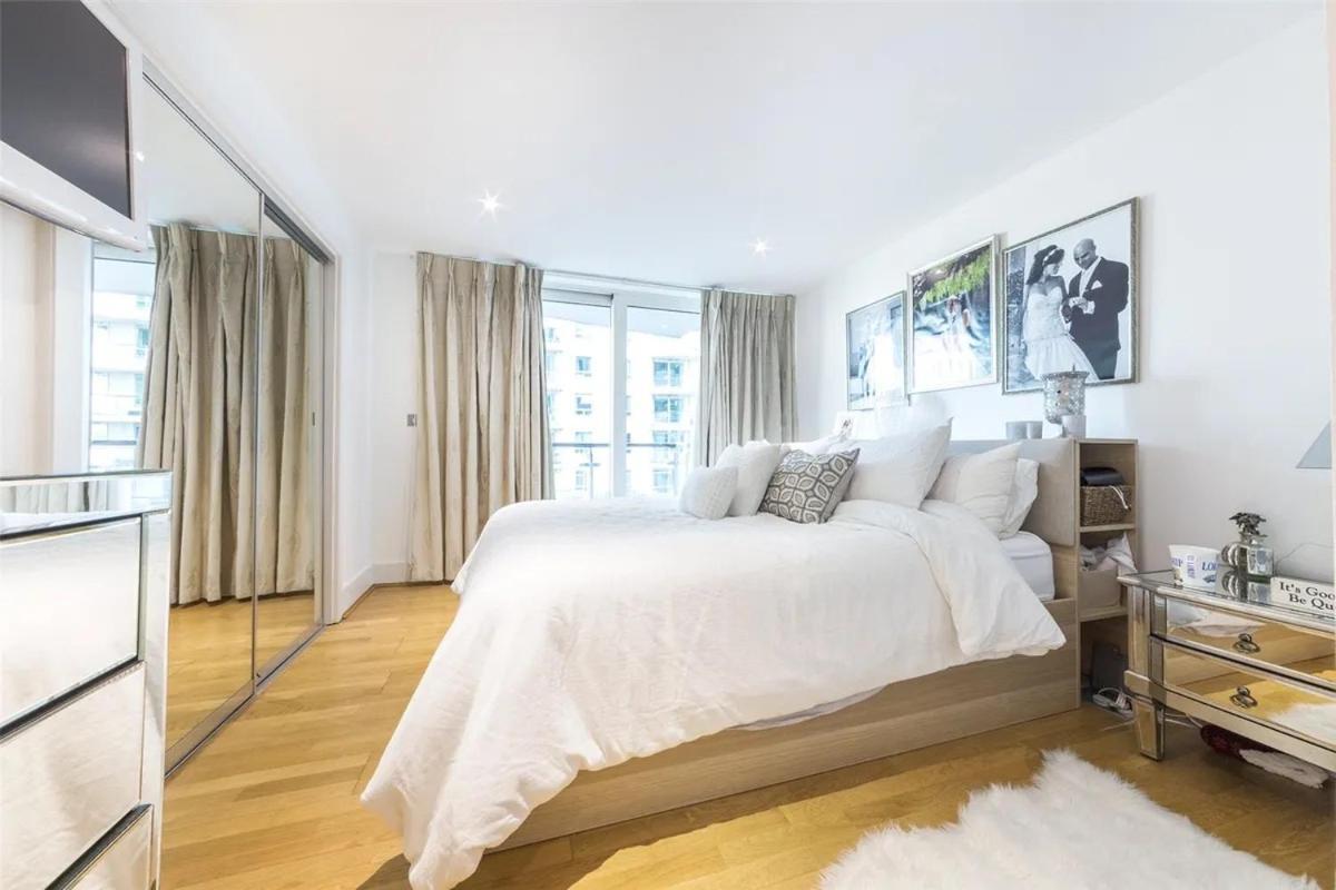 Apartment Panoramic Riverside Facing - 2 Bed - 2 Bath - 2 Balconies - In Nine Elms *