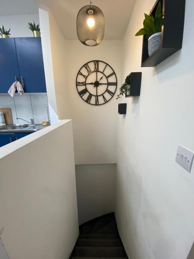 Large 1 Bed Serviced Apartment In The Town Centre Apartment London