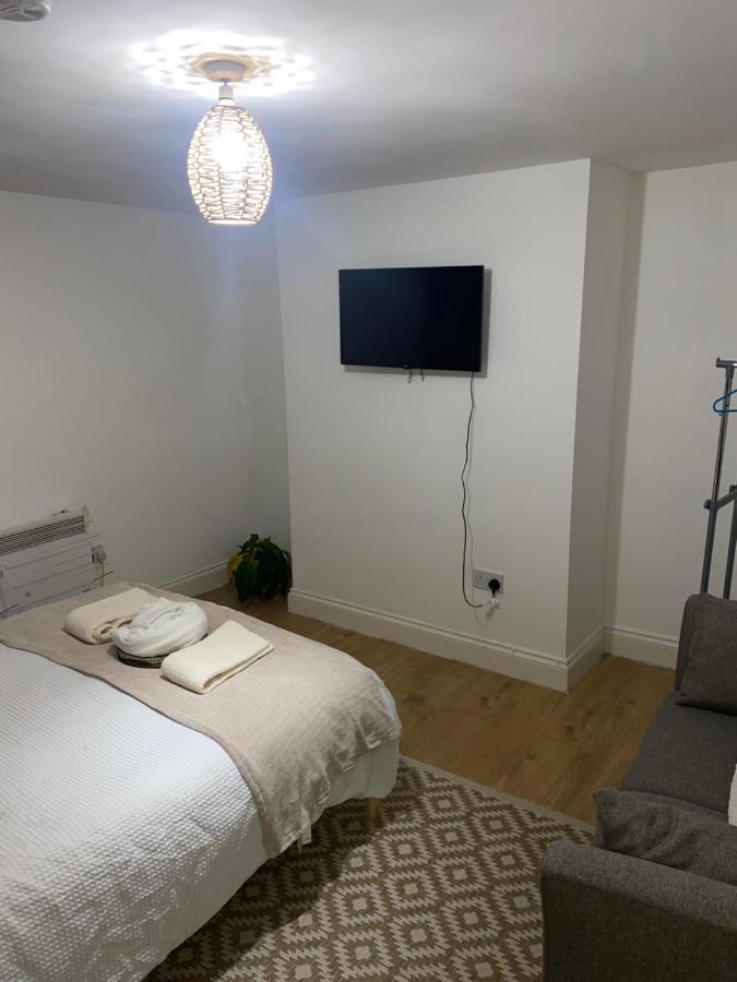 Apartment Large 1 Bed Serviced Apartment In The Town Centre *