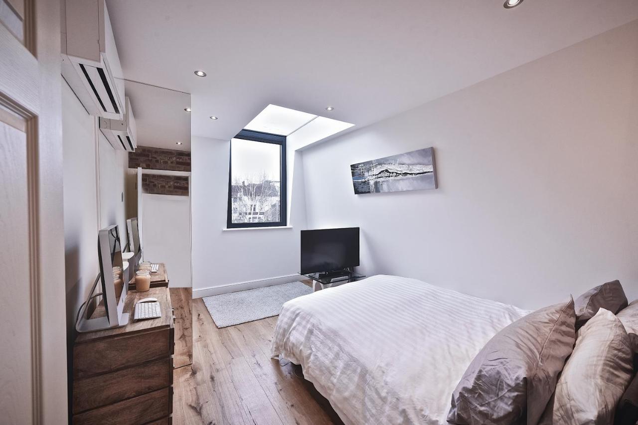 Modern Bedroom In !! London