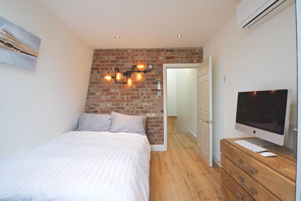 Modern Bedroom In !! Homestay London