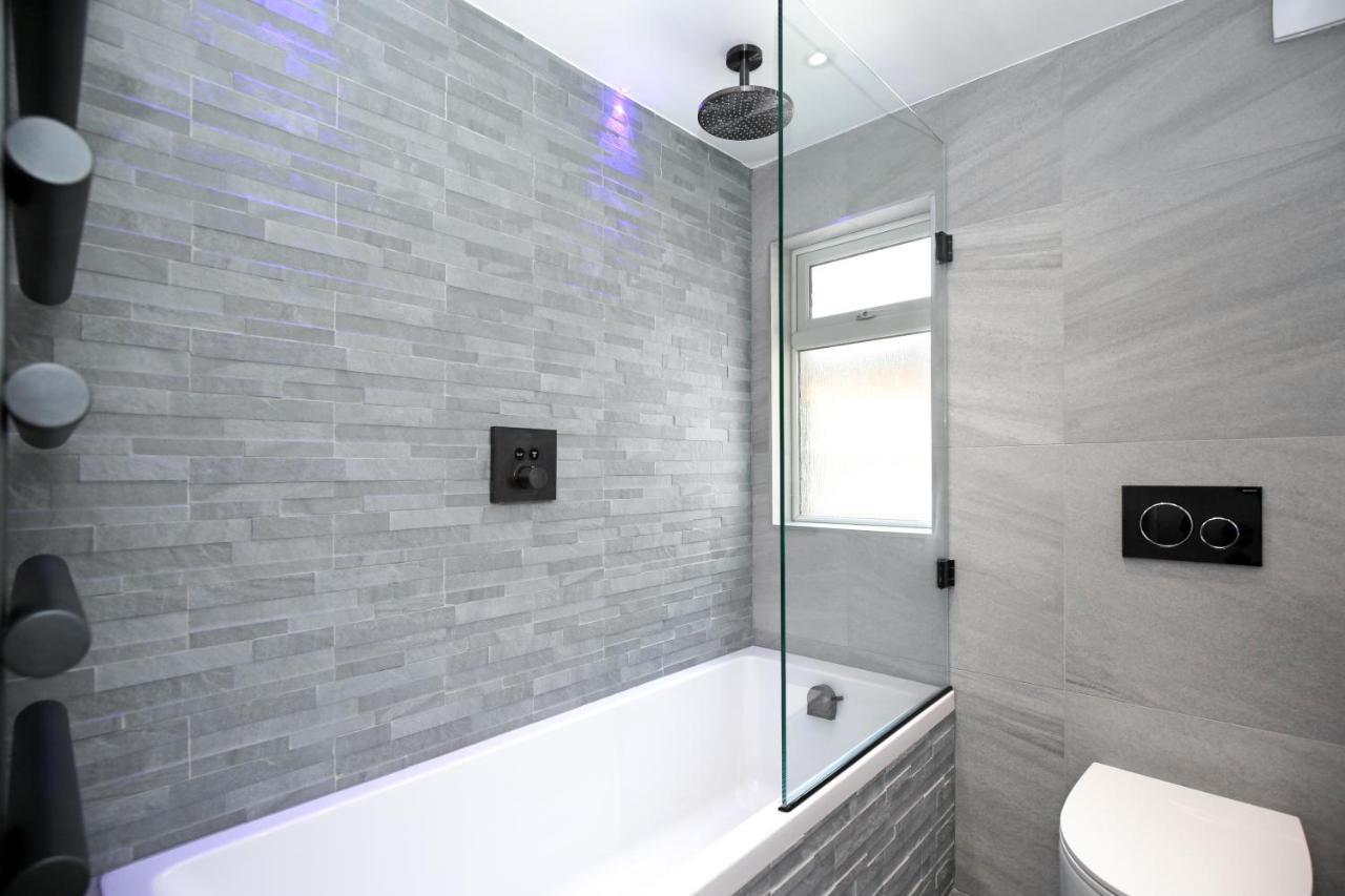 Modern Bedroom In !! London