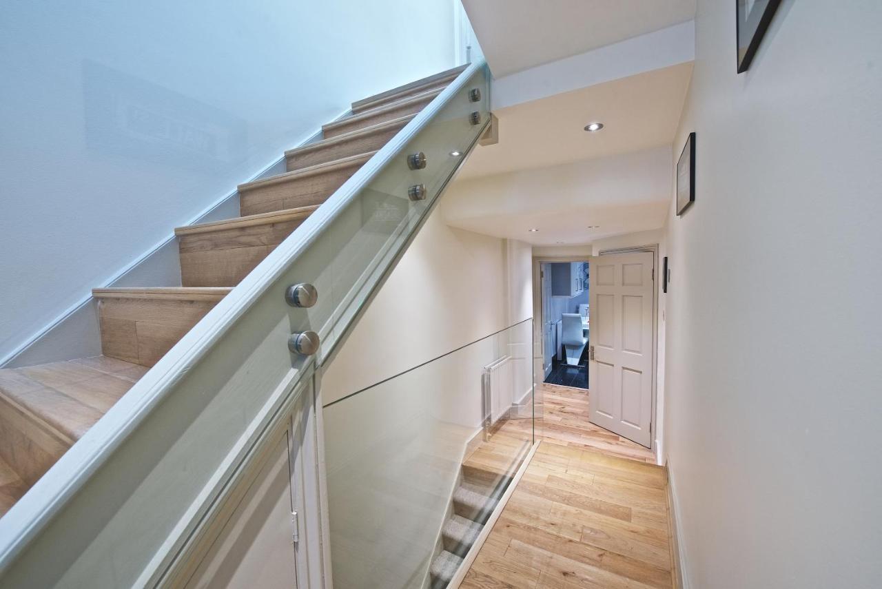 Modern Bedroom In !! London