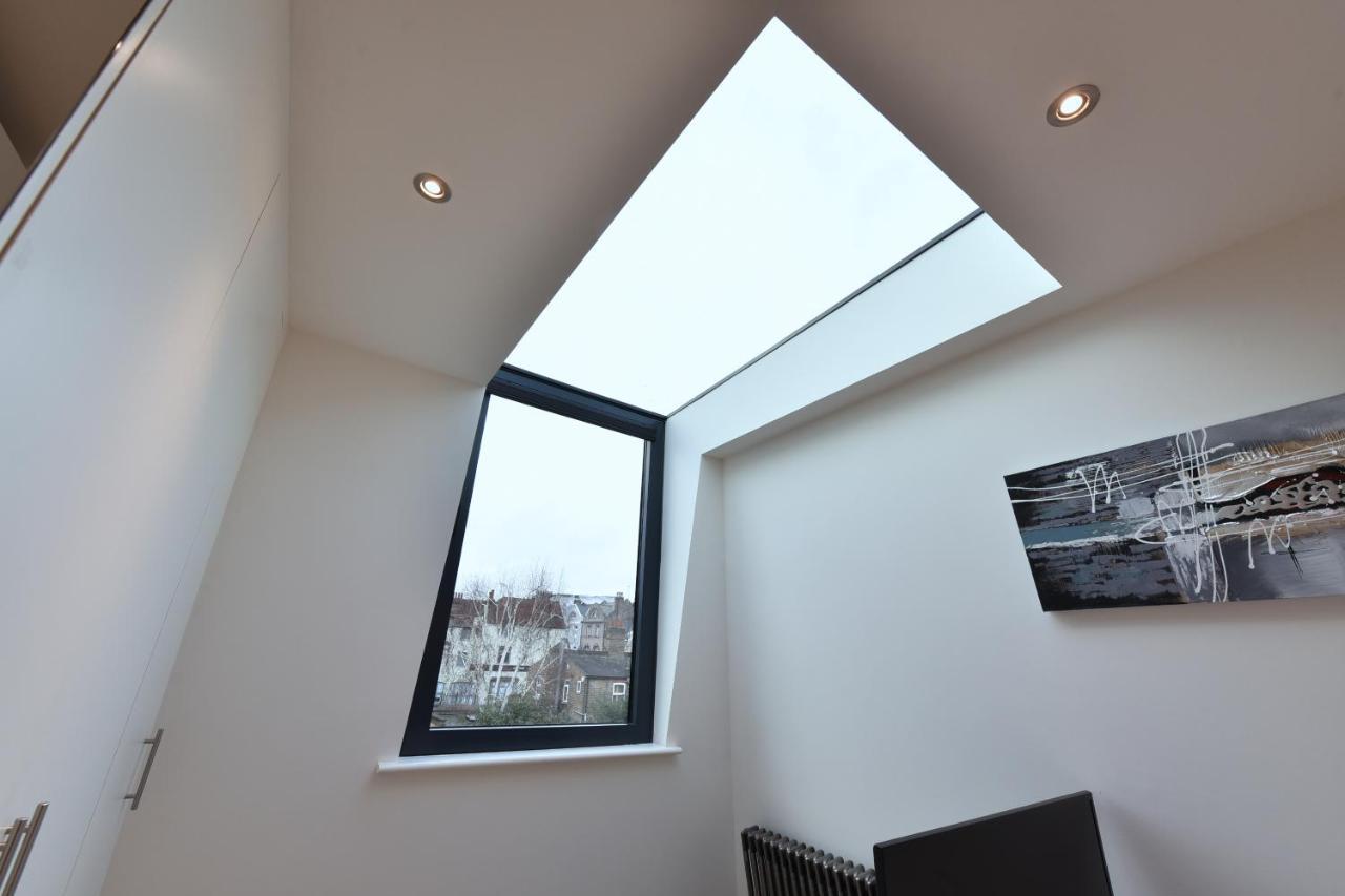 Modern Bedroom In !! Homestay London