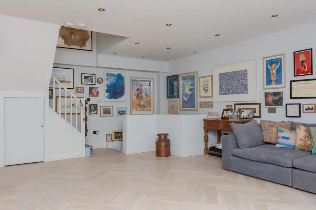 Contemporary 2 Bedroom House In Vibrant Shepherds Bush London