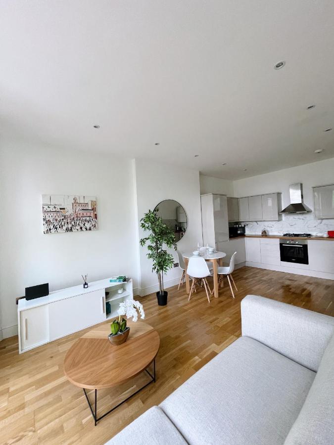 Modern And Light 2 Bed Flat In Sw2 *